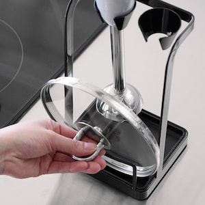 フタに付く水滴が落ちても、トレーが外せて洗えるので衛生的です