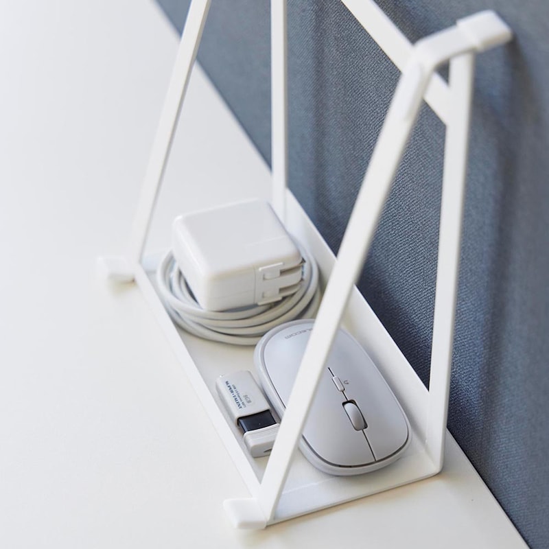 マウスや充電器、USBメモリなどの小物が収納できます