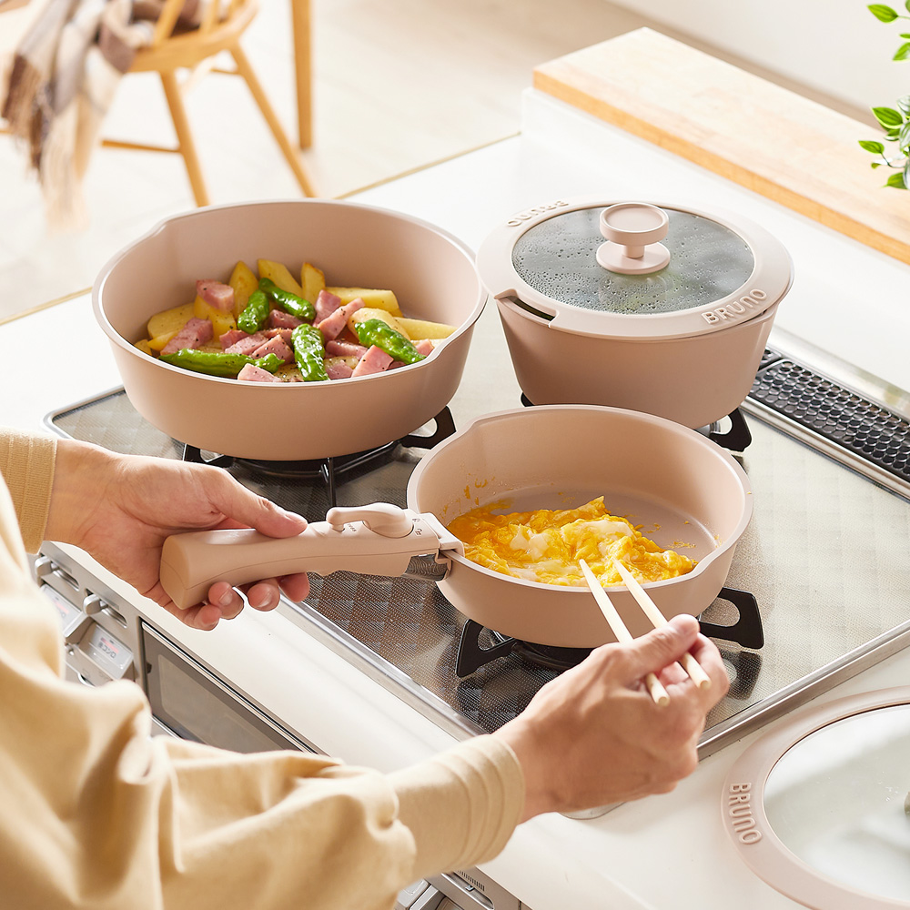 【ブルーノ/BRUNO】そのまま食卓に出せる!取っ手が取れるフライパン・鍋 【IH/ガス火対応】 【ブルーノ/BRUNO】そのまま食卓に出せる!取っ手が取れるフライパン・鍋 【IH/ガス火対応】