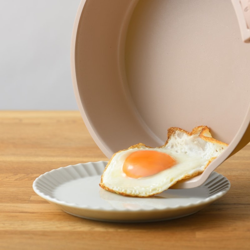 フライパンはお料理によって使い分けできる26cmと20cmの2サイズ