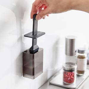 コンロ周りの壁面にサッと使えて便利です