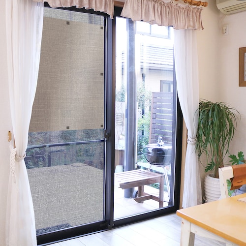 防虫加工を施した網戸シート ＜90×90cm＞【昼夜を問わず目隠し効果も】