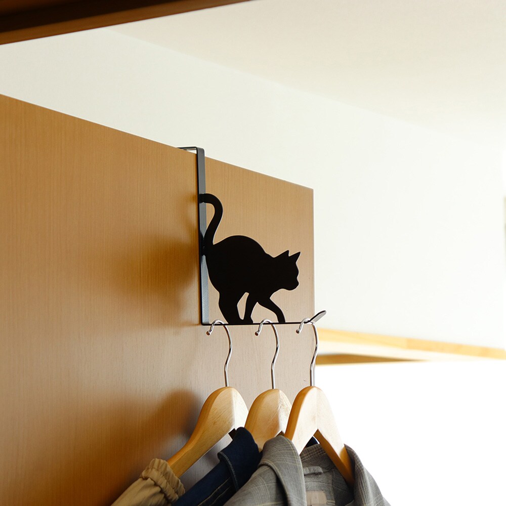 興味深々でうずうずしているようなネコのシルエットにきゅん猫の足の隙間にはハンガーを、フックの先端には帽子やバッグを掛けることができます頻度高く使う鞄や上着・帽子をお部屋のドアにサッと掛けて簡単収納ハン
