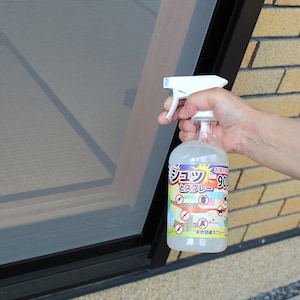 網戸にシュッとスプレーするだけで、カメムシ撃退