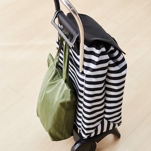入りきらない荷物も、フックを使えば掛けられます