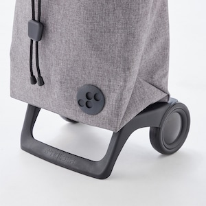 ストッパー付きなので、荷物を入れても自立します。