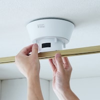 本地の取付穴と取付ネジを合わせながｒ、本体を取付金具を組み合わせてナットで固定します