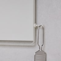 付属のマグネットは側面にもちょうど取り付けられる大きさ