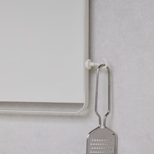 付属のマグネットは側面にもちょうど取り付けられる大きさ