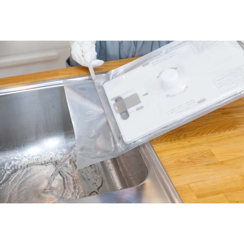 留め具をずらして排水