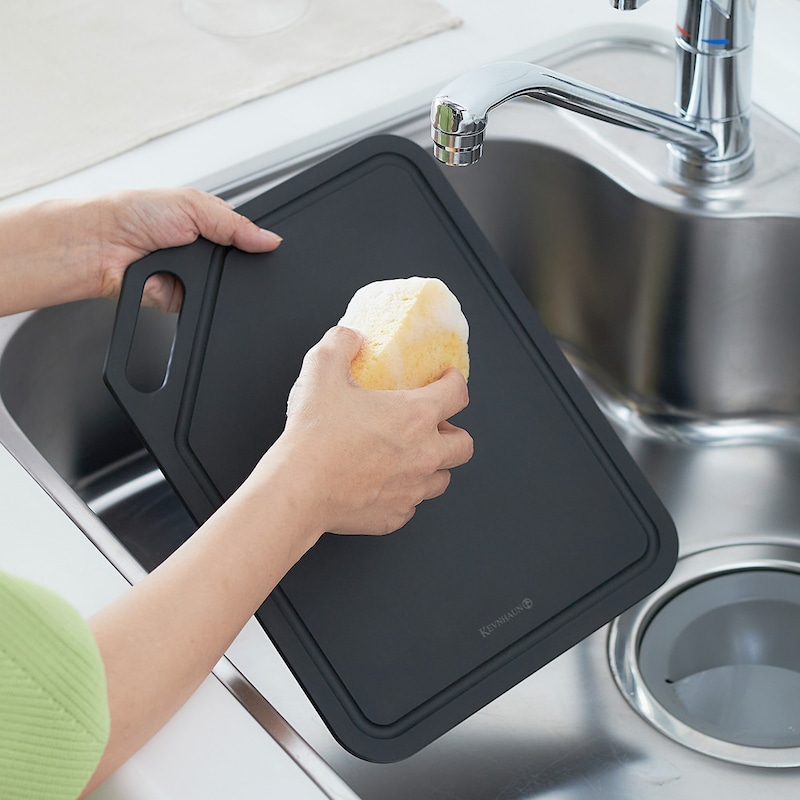 ボードの表面は、凹凸が少なく、水分や細菌の侵入しにくく衛生的
