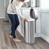 直接触れることなく衛生的なダストボックス。 センサーの前にいる間はフタは開いたままに離れると閉まります。 独自の技術によりフタはゆっくり静かに閉まります。 ライナーリムを持ち上げて簡単にゴミ袋を取り換