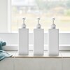 メーカー従来品に比べて、1プッシュに出る洗剤の量が1.6cc→3.6ccにアップ一度でたっぷりと量が出るので、何度も押す面倒がありません。 そのままポンプを押して液体を出せます。 蓋が外れるのでお手入