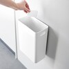 浮かせることで床のお掃除もスムーズ。 リビングやベッド横、洗面所など場所を選ばずスマートに設置できます。 開口部が広いのでゴミを捨てやすく設置面との間に隙間がありポリ袋が交換しやすい 持ち手があるので