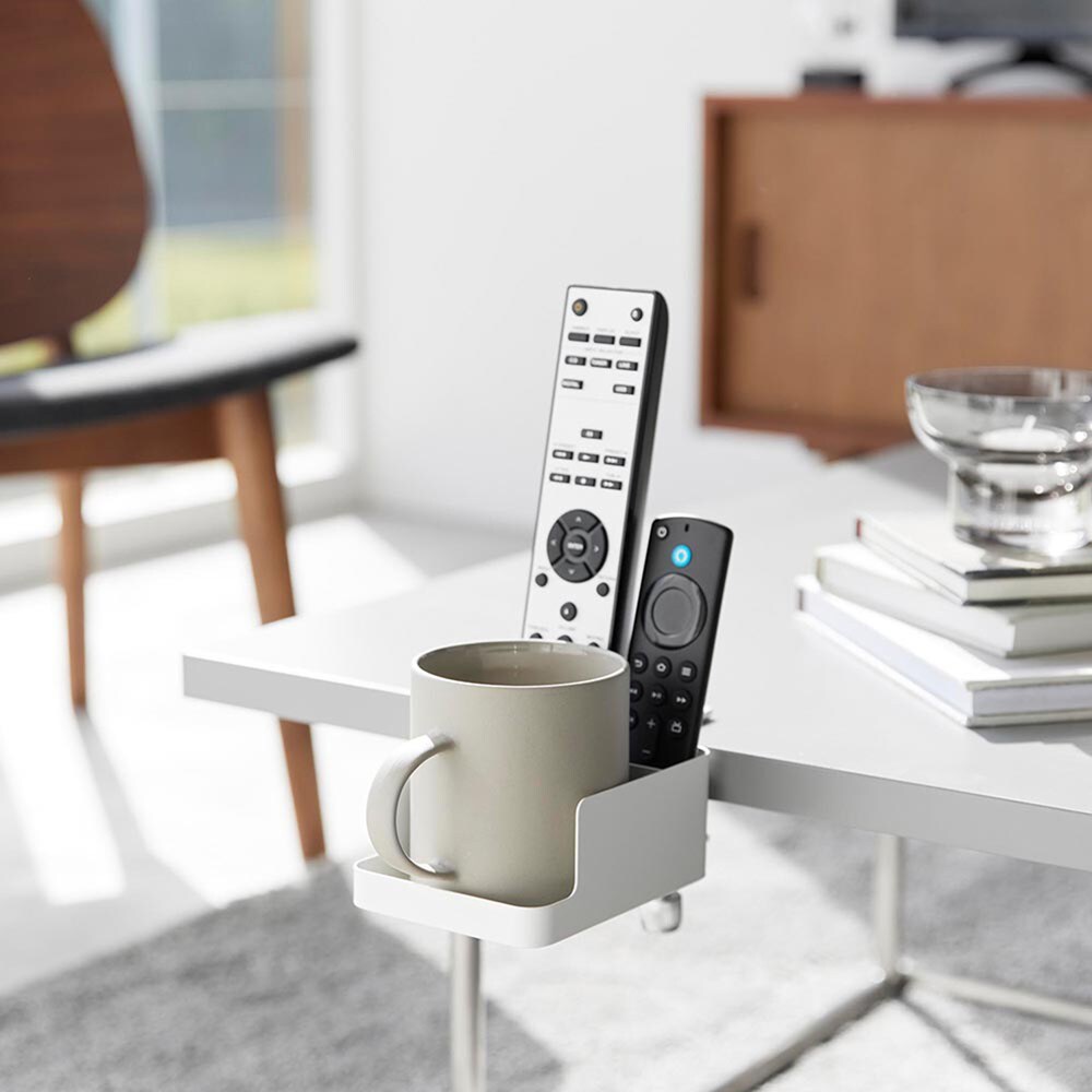 置き場所に困るマグカップやスマートフォンを収納 スマートフォンを収納しながら充電できます。 充電しない時には充電ケーブルの先端を引っ掛けて収納できます。 スマートフォン以外にもリモコンの収納としても便