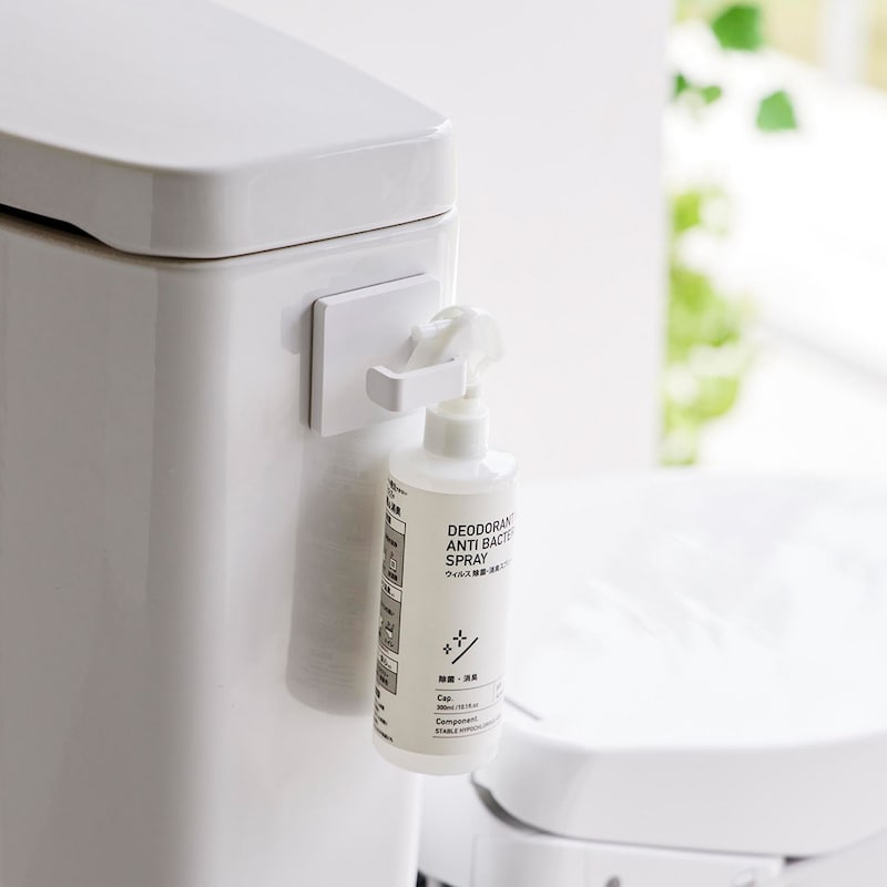 トイレ横に消臭剤を引っ掛ける事で、お手軽エチケット