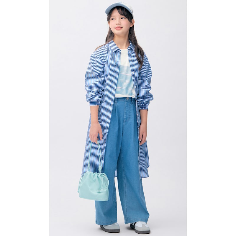 ブルーストライプ／モデル身長138.8cm・サイズ140