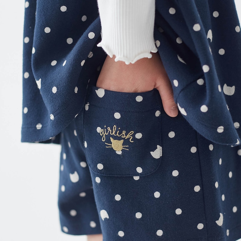 ボトムスの後ろ右ポケットにもネコモチーフ刺繍入り
