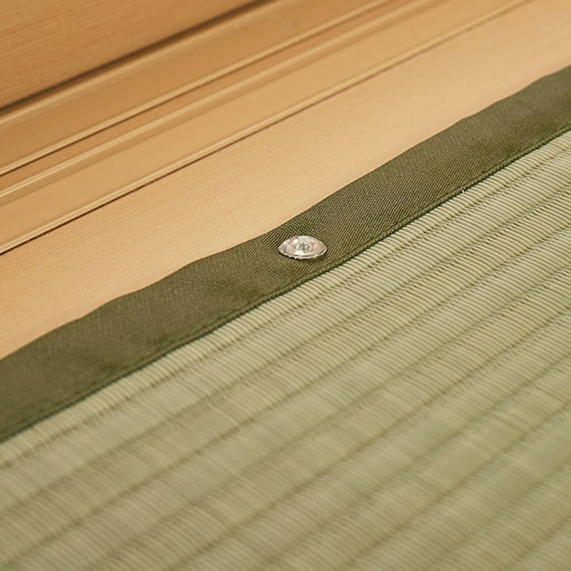畳の傷みが気になるところに敷き詰めて、画鋲などで固定してください。