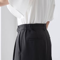 インした時にもきれいに見えるように後ろゴムはやめて、両脇部分にゴムを配置