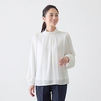 ボウタイを取り外すとすっきりとしたスタンドネックに