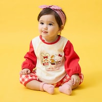アイボリー×レッド系／モデル身長72cm・70サイズ着用・体重7.6kg