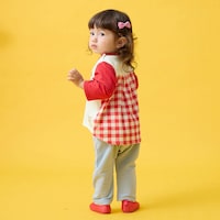 アイボリー×レッド系／モデル身長80cm・80サイズ着用・9.9kg