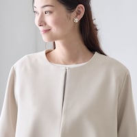首元をすっきり見せるノーカラーデザイン