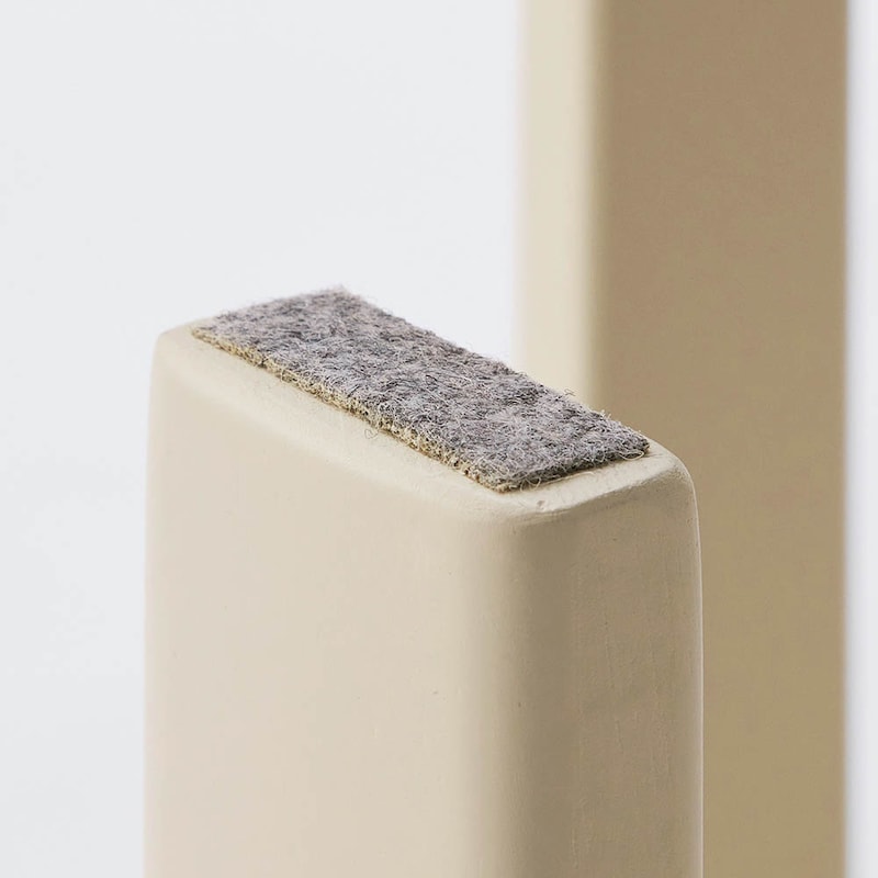 脚裏には傷防止のフェルト付き