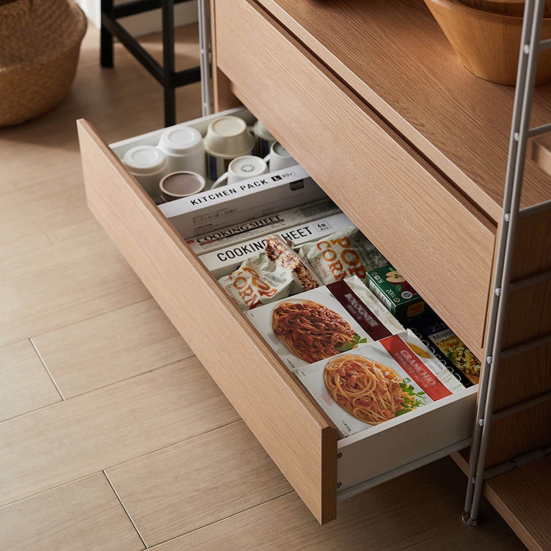 キッチンの細々したものやストックの収納に便利な引出し