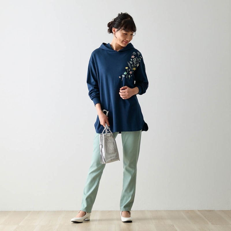モデル身長168cm／M ※撮影用のため、袖丈＋1.5㎝、身丈＋3㎝になります