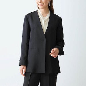 サラッとした質感で、きちんとした印象のツイル素材