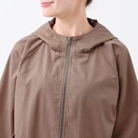 ファスナーでサッと前を開け閉めでき、温度調節しやすい