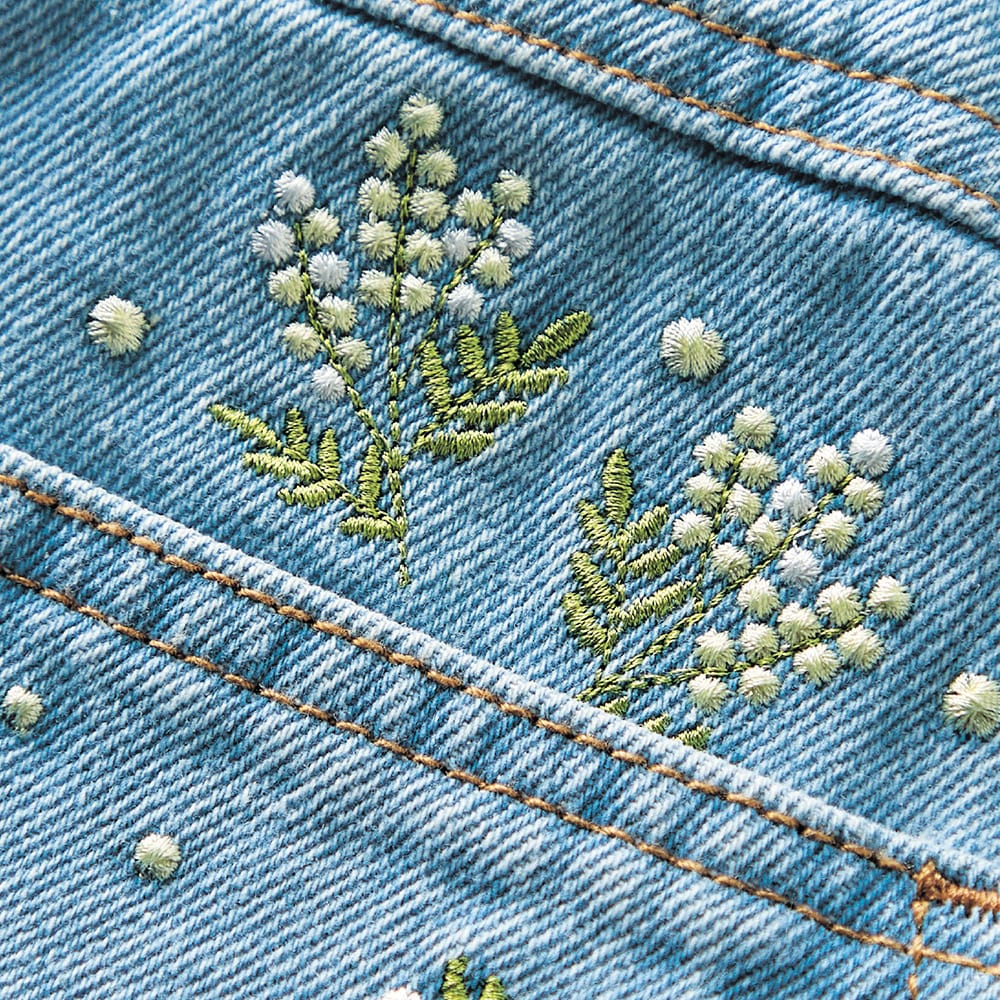 新柄登場】 ゆったりなのにすっきり見え♪刺繍がかわいいデニムパンツ