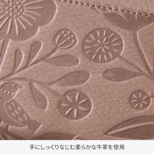 手にしっくりなじむ柔らかな牛革を使用