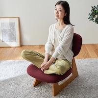 座面が広いので座面のうえであぐらがかけます