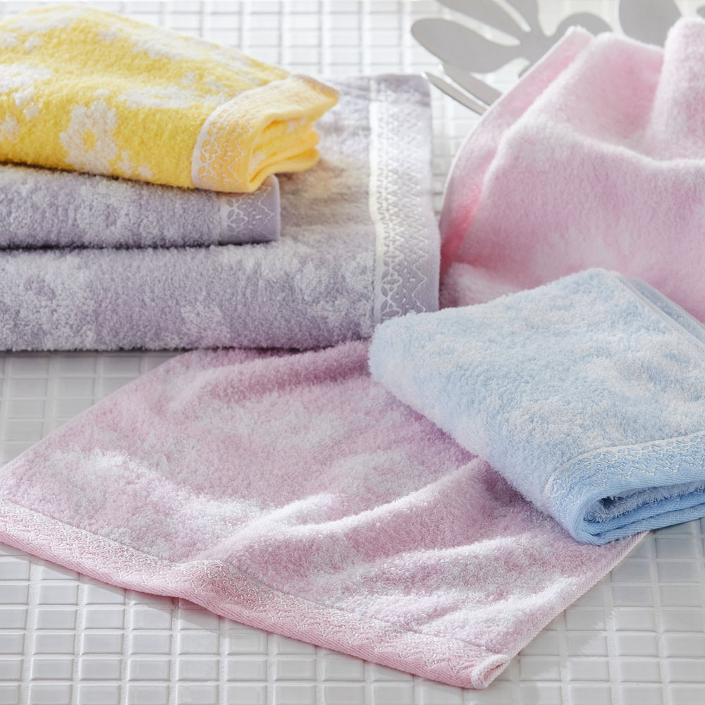 【ベルメゾン】花柄とレース柄ヘムの上品なタオル