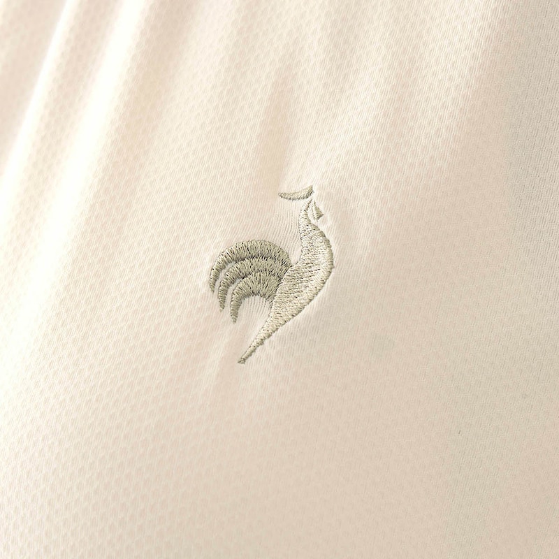 胸元のロゴ刺繍もアクセントに