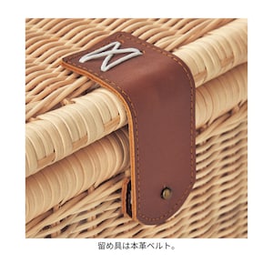 留め具の本革のベルトがアクセントに