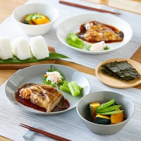 和食、中華にも合わせやすいシンプルで洗練されたデザイン