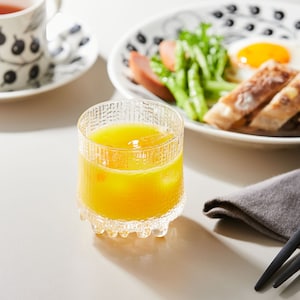 朝食のオレンジジュースやミルクを飲むときの日常のグラスとしても