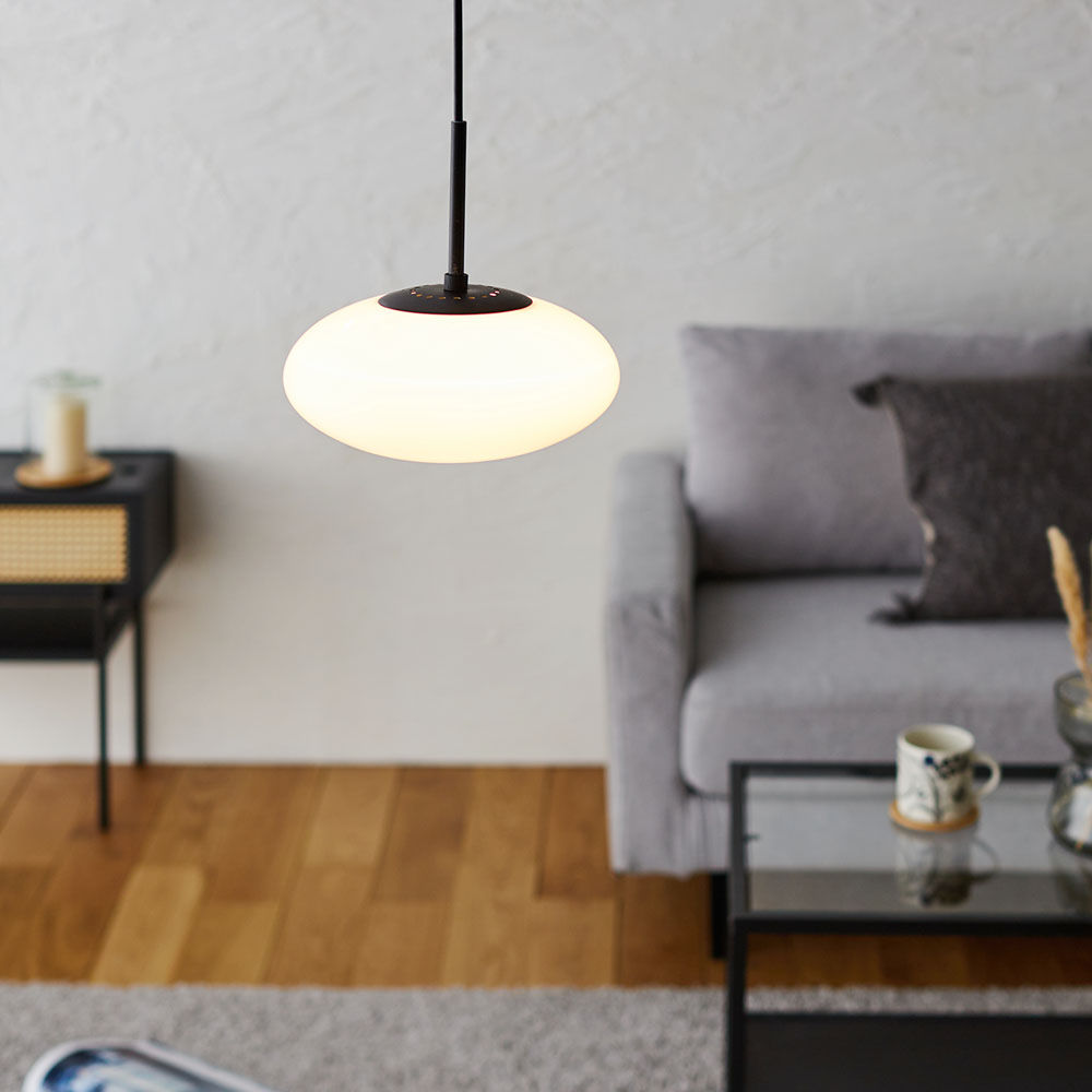 【インターフォルム/INTERFORM】艶やかな乳白色ガラスのペンダントライト「ファティマ/Fatima」