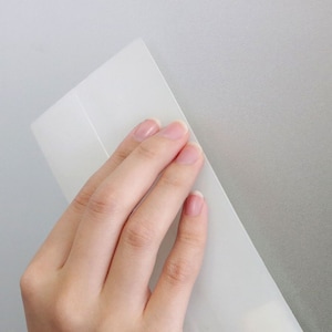 粘着剤を使用していないので、ガラス面がべたつかない
