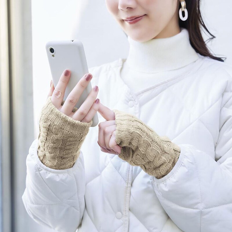 親指を通して伸ばして使用でき、スマホもOK