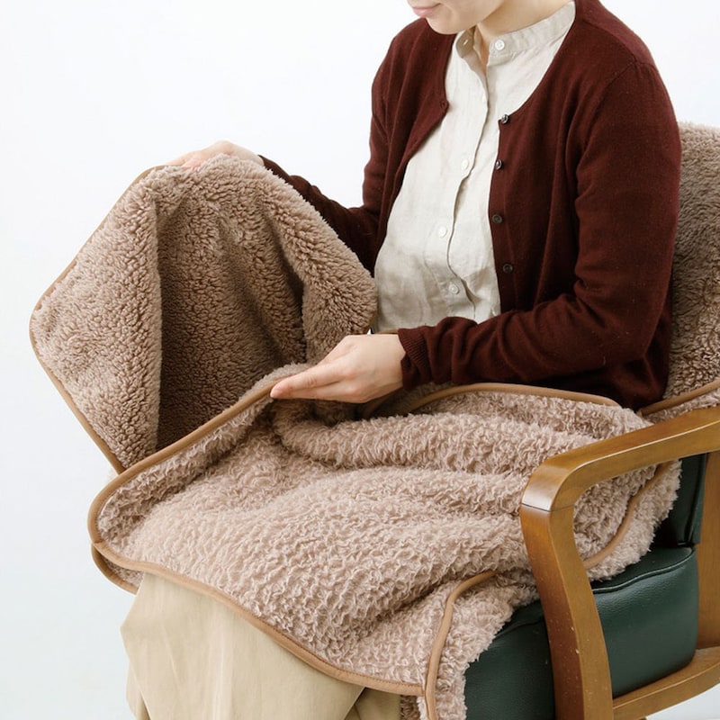 ひじ掛けをひざに掛ければ、冷えやすい下半身もポカポカ