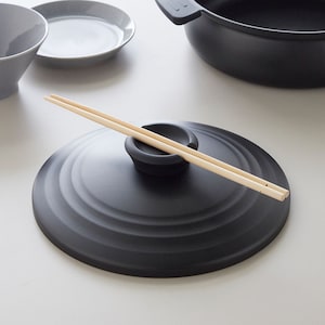 菜箸などが一時置きできるフタのつまみ