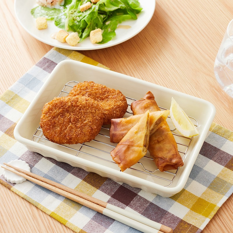 本体に油切網をセットし、揚げ物の油切りとして