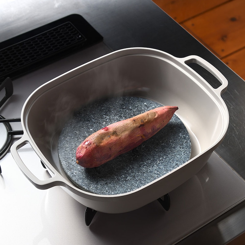 「ストーンプレート」の遠赤効果と蓄熱性でゆっくり熱を伝えて、さつまいもの甘さを最大限に引き出します