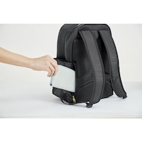 背面側に独立型のファスナーポケット