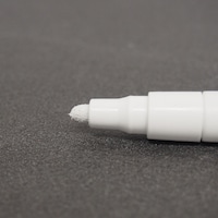 白色のインクが皮膜を形成し、小さな壁穴、汚れなどを覆い隠します